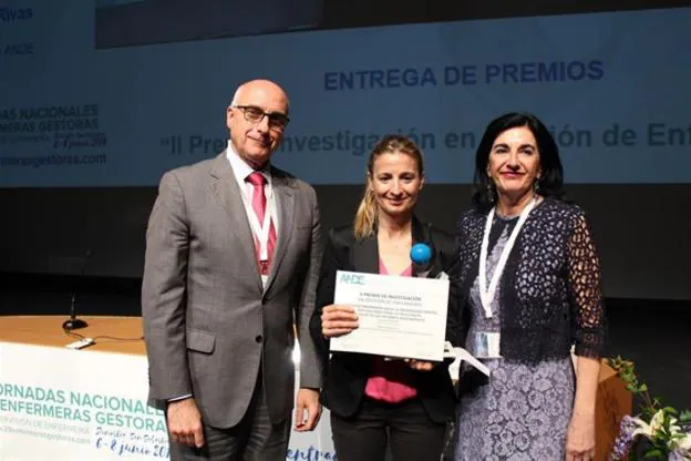 Nuria Bravo Garrido recibiendo el premio en San Sebastián. :: ande