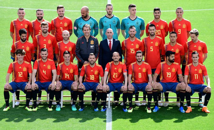 A dos días del debut de la selección española en el Mundial de Rusia contra Portugal, Luis Rubiales ha anunciado la destitución del seleccionador Julen Lopetegui. En sus dos años al frente del combinado nacional, el nuevo técnico del Real Madrid ha logrado la clasificación para el Mundial de forma brillante y sin conocer la derrota.