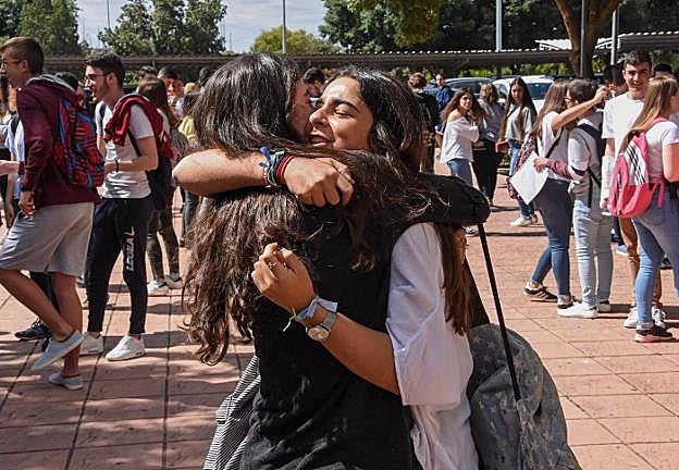 Imagen de la alegría al salir de uno de los exámenes en Badajoz. :: casimiro moreno