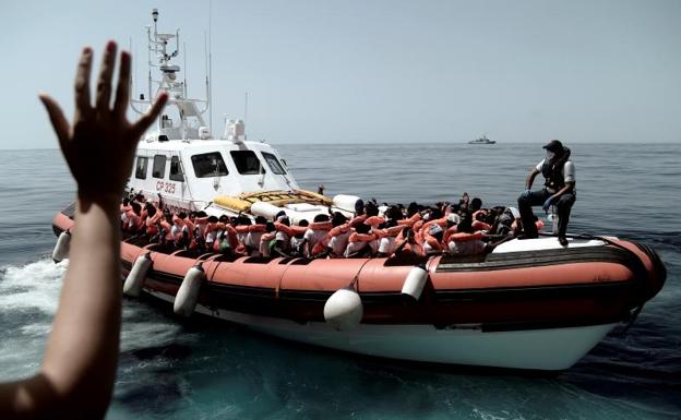 El 'Aquarius' viaja ya hacia Valencia, aunque las ONG destacan que «no es la mejor opción»