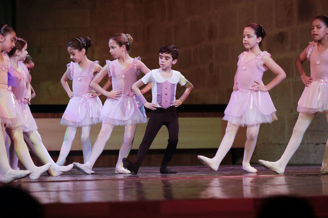 El complejo cultural San Francisco acoge la gala de final de curso de los alumnos del Conservatorio Elemental de Danza de la Diputación cacereña