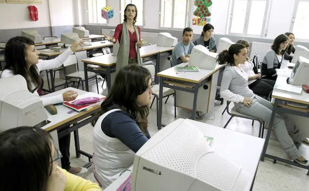 CC OO pide derogar el decreto extremeño que impide a los docentes interinos cobrar en verano