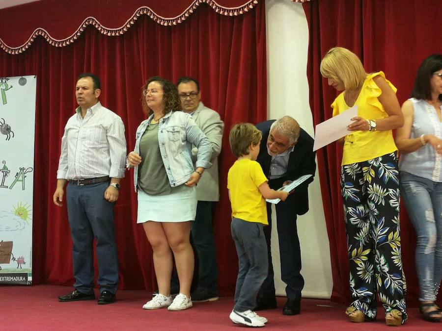 Entrega de diplomas en el colegio 'Francisco Valdés de Don Benito:: HOY