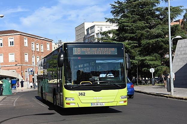 Un autobús urbano circula por el centro de la ciudad. :: c. moreno