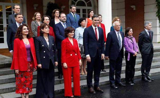 Sánchez posa con sus ministros en la escalinata de la Moncloa
