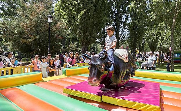 Toro mecánico en el parque de La Isla. :: 