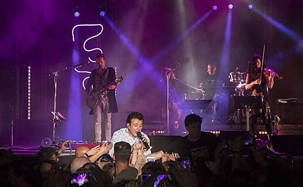 Manolo García cantando entre el público el jueves por la noche. :: 
