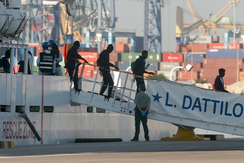 Aplausos y muestras de alegría de los inmigrantes a su llegada a España