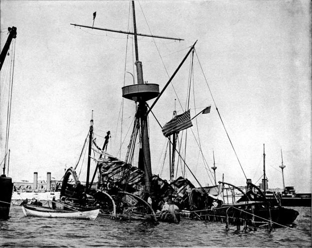 Los restos del 'Maine' asoman sobre el agua en el puerto de La Habana. Su hundimiento desencadenó la invasión estadounidense de la isla. :: r. c.