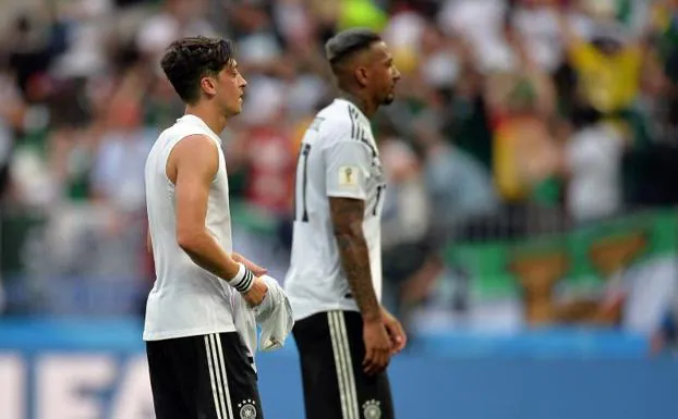 Los jugadores alemanas decepcionados con la derrota ante Mexico.