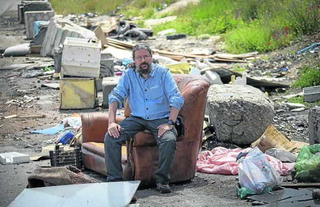 Agustín Rodríguez, el cura de la Cañada Real, en un paraje del poblado madrileño sembrado de basuras. :: alberto ferrreras