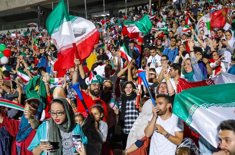 Las autoridades cortan la emisión del partido en las pantallas del estadio de Teherán por la presencia femenina y para no difundir imágenes de aficionadas en Rusia. 