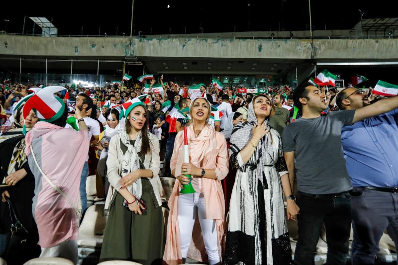 Las autoridades cortan la emisión del partido en las pantallas del estadio de Teherán por la presencia femenina y para no difundir imágenes de aficionadas en Rusia. 