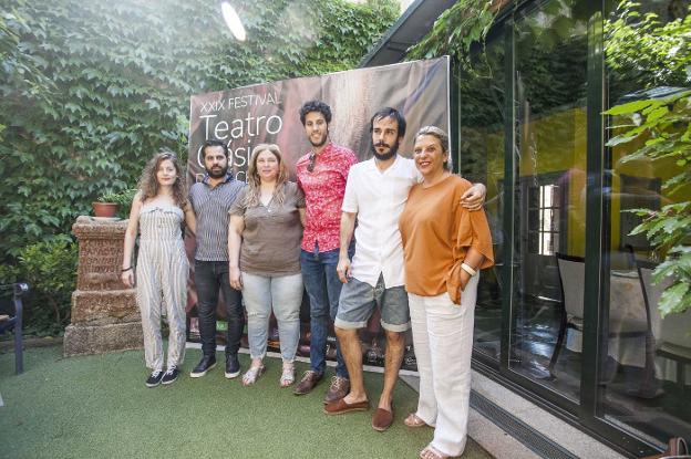 Presentación ayer de la obra que se pondrá esta noche en escena con Emulsión Teatro. :: jorge rey