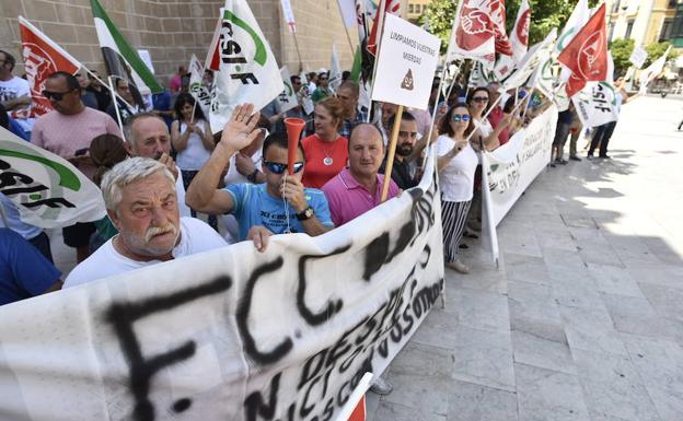 Casi un centenar de trabajadores de limpieza se concentraron ayer frente al Ayuntamiento