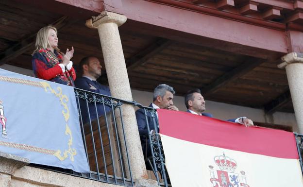  Festejo. La alcaldesa, Elena Nevado, en el palco de la Era de los Mártires.