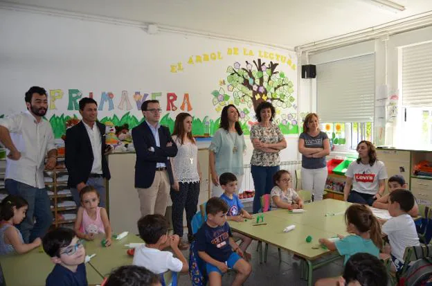 La consejera y el alcalde en el colegio El Pilar, ayer. :: j. e.
