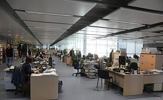 Empleados públicos en oficinas de la Junta de Extremadura en una imagen de archivo 