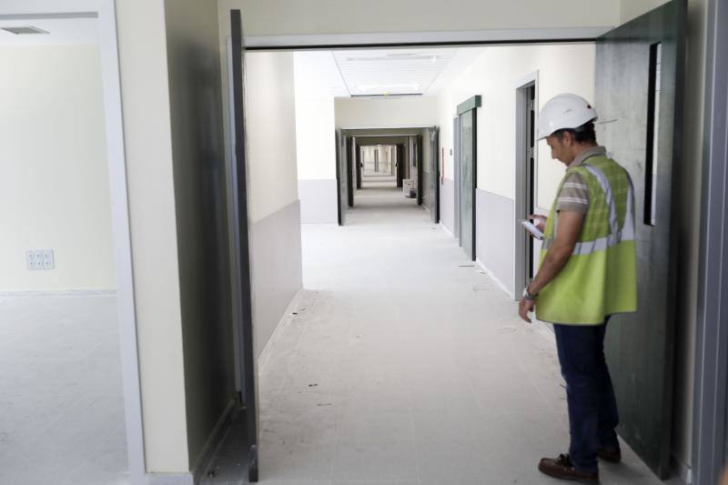 Los integrantes del Movimiento Vecinal por la Segunda Fase del Hospital realizaron ayer por la tarde una visita guiada a las nuevas instalaciones sanitarias que se levantan en El Cuartillo