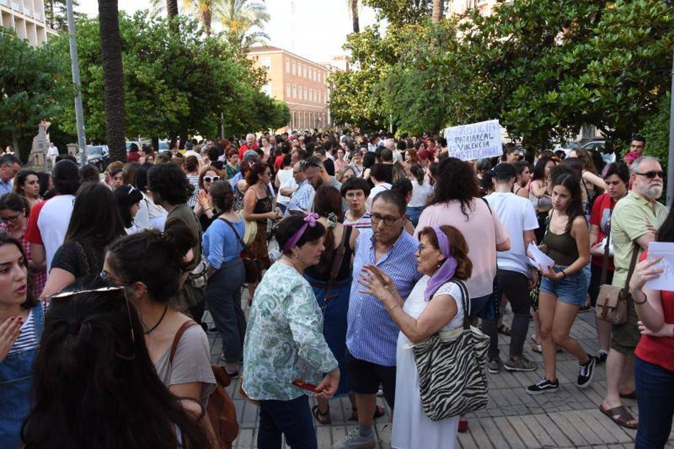 Concentración en Badajoz a las puertas de la Delegación del Gobierno de Extremadura