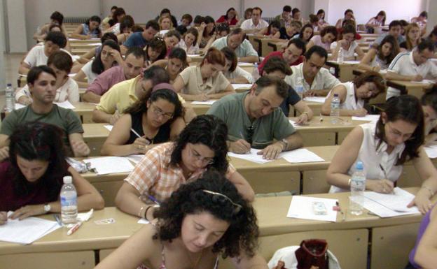 Aspirantes a una oposición de Educación en la región. :: 