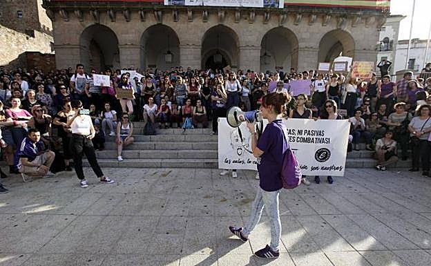 Protesta a las puertas del Ayuntamiento de Cáceres tras conocerse la sentencia de La Manada, el pasado mes de abril. 