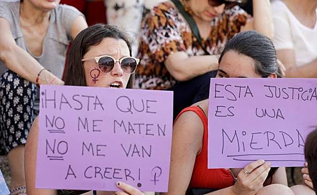 Concentración de protesta en la Plaza Mayor de Cáceres:: 