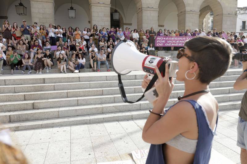 «Con ropa o sin ropa, mi cuerpo no se toca», ha sido uno de los mensajes que se ha podido leer en la protesta en Cáceres
