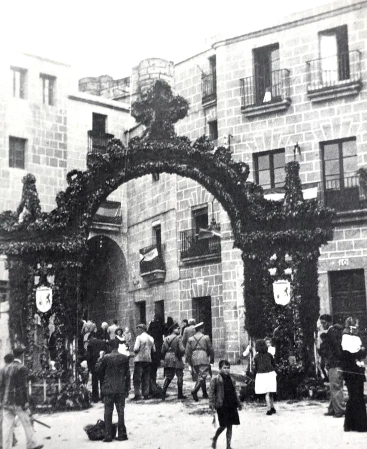 5-Año 1948. Al fondo de las casas que se tiraron está la Torre de los Púlpitos.(Archivo Marchena).