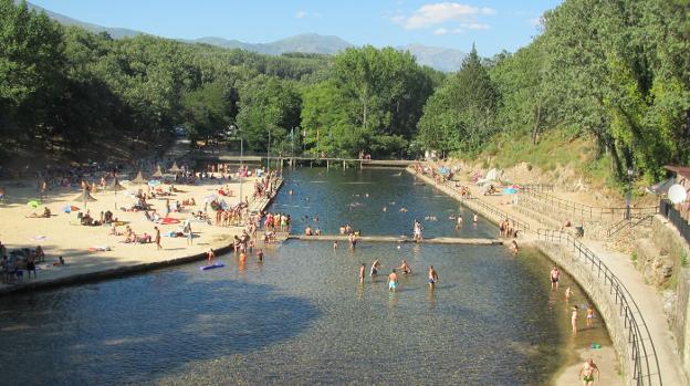 Panorámica general del complejo turistico del Lago, una de las zonas de baño más conocidas de la comarca. :: P. D. Cruz