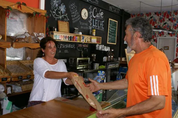 Marta Cerezo despacha pan en su establecimiento llamado Viva la Pepa 