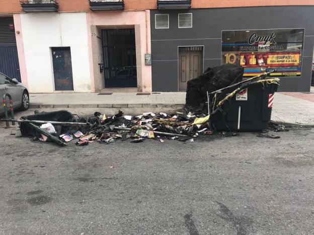 Los contenedores calcinados en la calle Jesús Rincón Jiménez. :: hoy