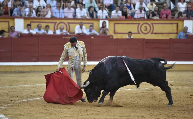 Derechazo de Enrique Ponce ante el toro que abrió plaza ayer en Badajoz