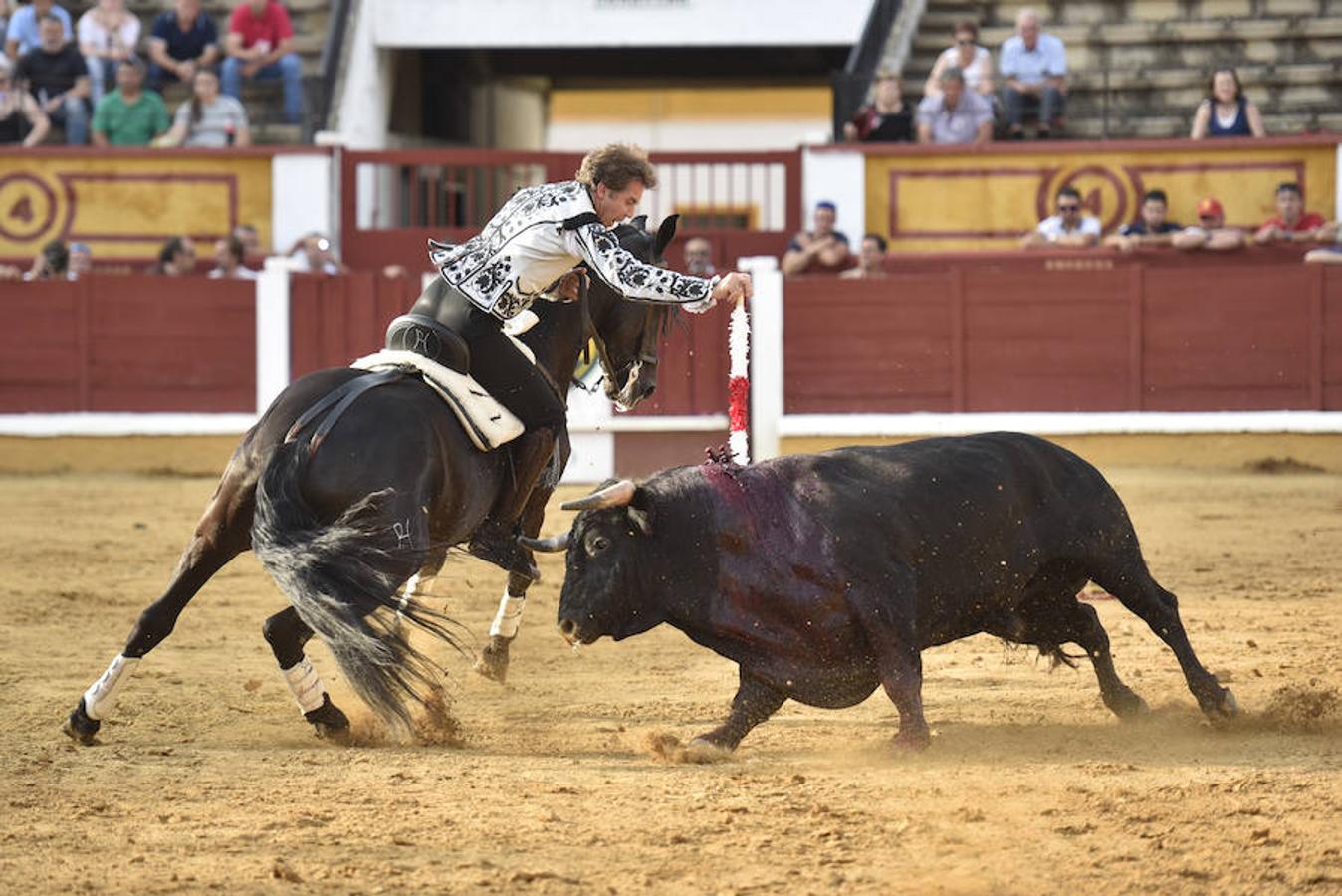 Joao Moura cierra su actuación con una vuelta al ruedo por iniciativa propia tras una actuación sin brillo en la que falló con los rejones de muerte