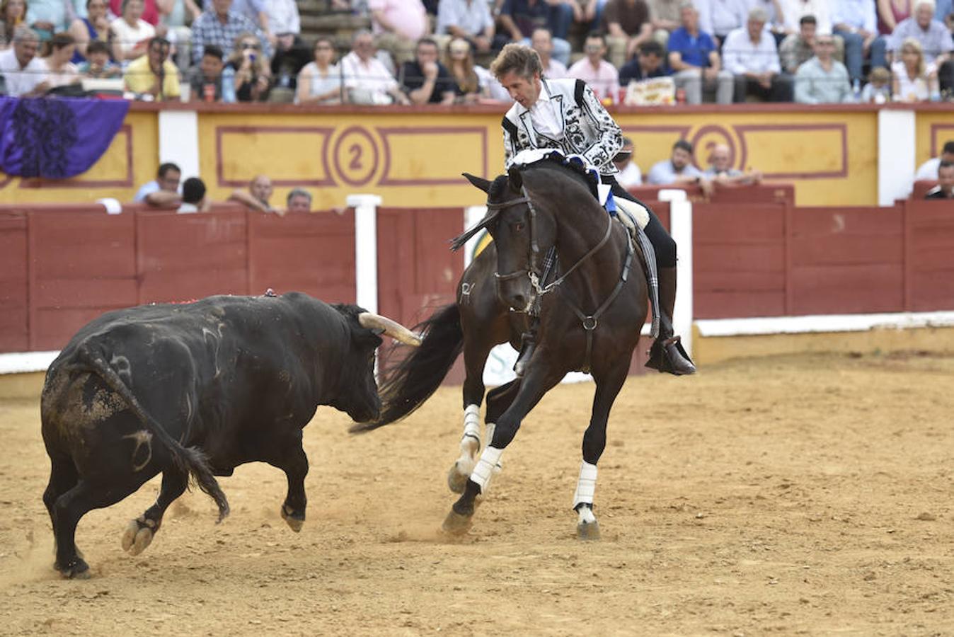 Joao Moura cierra su actuación con una vuelta al ruedo por iniciativa propia tras una actuación sin brillo en la que falló con los rejones de muerte