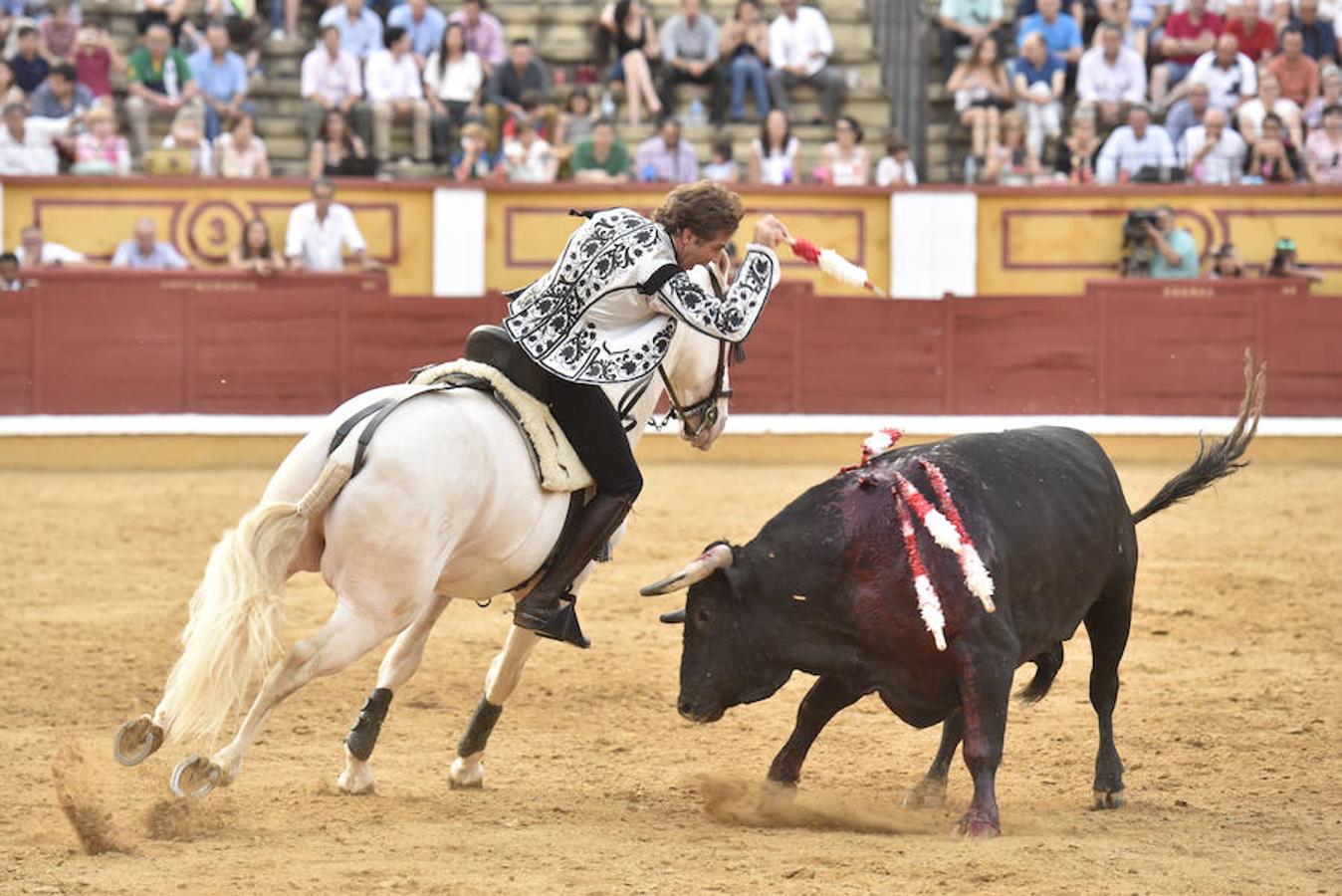 Joao Moura cierra su actuación con una vuelta al ruedo por iniciativa propia tras una actuación sin brillo en la que falló con los rejones de muerte