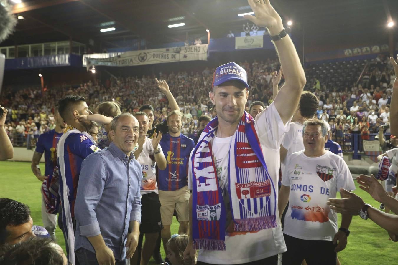 Los aficionados han esperado la llegada del autobús descapotable que ha llevado al equipo desde las bodegas donde han tenido hoy un almuerzo. Tras los cánticos y saltos en el balcón del Ayuntamiento, los jugadores junto al cuerpo técnico y a la directiva, se han dirigido al salón de plenos municipal, donde el alcalde, José García Lobato, ha presidido la recepción oficial .