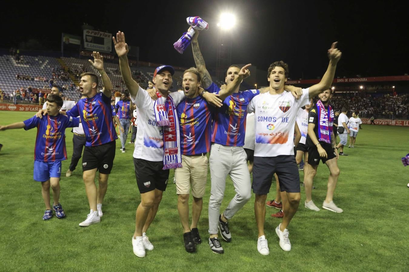 Los aficionados han esperado la llegada del autobús descapotable que ha llevado al equipo desde las bodegas donde han tenido hoy un almuerzo. Tras los cánticos y saltos en el balcón del Ayuntamiento, los jugadores junto al cuerpo técnico y a la directiva, se han dirigido al salón de plenos municipal, donde el alcalde, José García Lobato, ha presidido la recepción oficial .