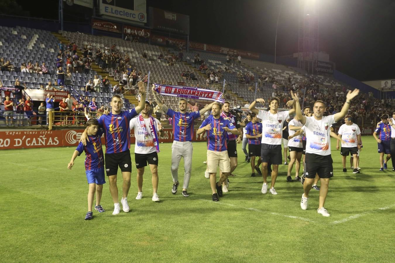 Los aficionados han esperado la llegada del autobús descapotable que ha llevado al equipo desde las bodegas donde han tenido hoy un almuerzo. Tras los cánticos y saltos en el balcón del Ayuntamiento, los jugadores junto al cuerpo técnico y a la directiva, se han dirigido al salón de plenos municipal, donde el alcalde, José García Lobato, ha presidido la recepción oficial .