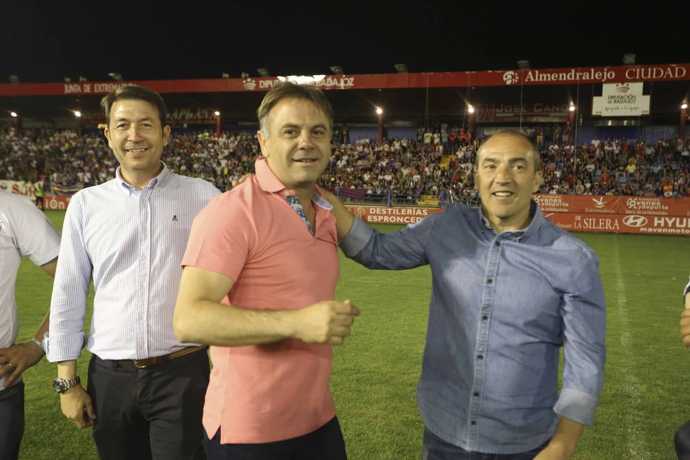 Los aficionados han esperado la llegada del autobús descapotable que ha llevado al equipo desde las bodegas donde han tenido hoy un almuerzo. Tras los cánticos y saltos en el balcón del Ayuntamiento, los jugadores junto al cuerpo técnico y a la directiva, se han dirigido al salón de plenos municipal, donde el alcalde, José García Lobato, ha presidido la recepción oficial .