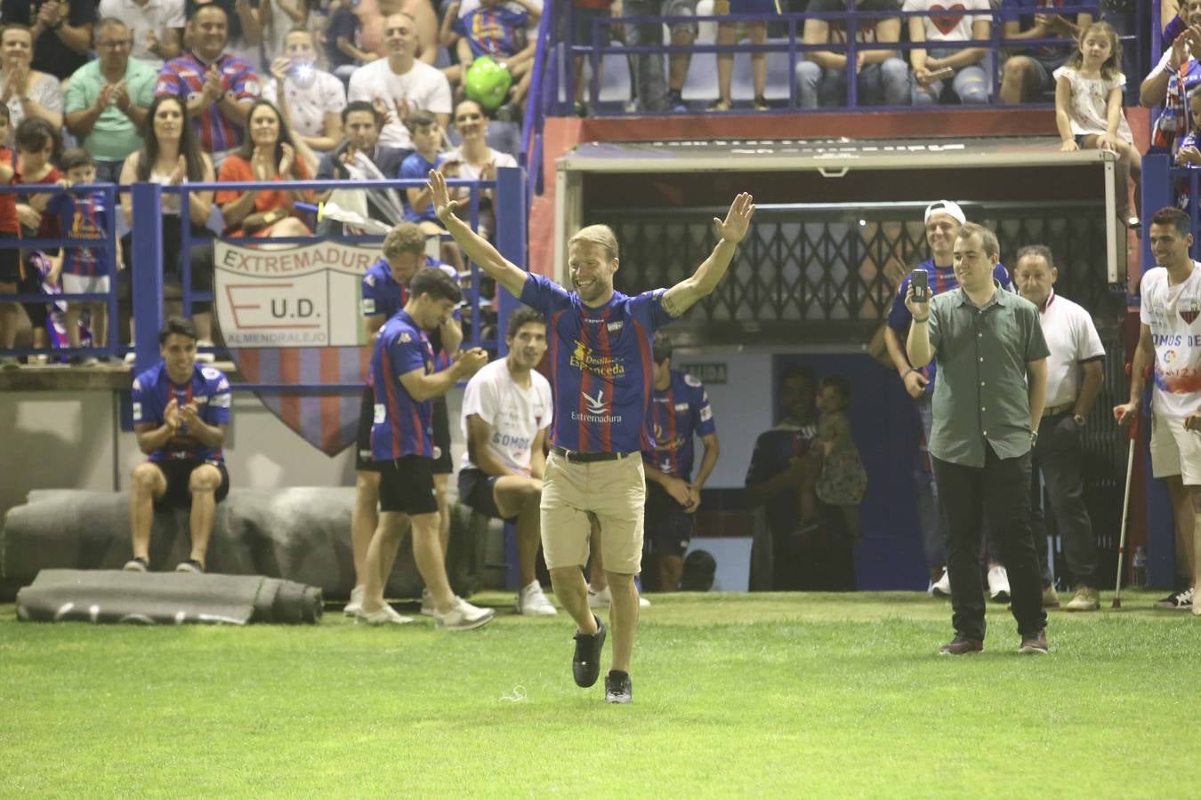 Los aficionados han esperado la llegada del autobús descapotable que ha llevado al equipo desde las bodegas donde han tenido hoy un almuerzo. Tras los cánticos y saltos en el balcón del Ayuntamiento, los jugadores junto al cuerpo técnico y a la directiva, se han dirigido al salón de plenos municipal, donde el alcalde, José García Lobato, ha presidido la recepción oficial .