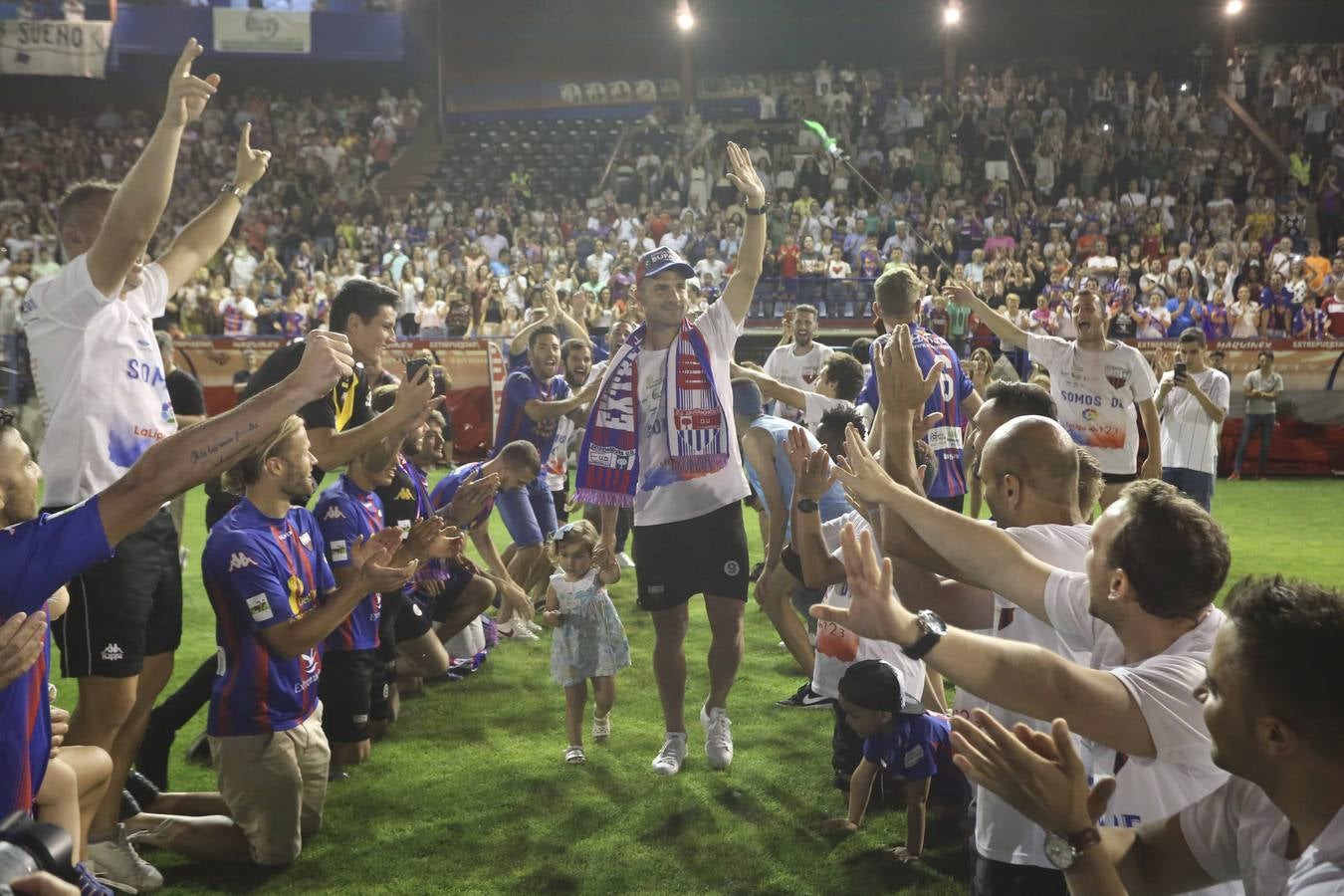 Los aficionados han esperado la llegada del autobús descapotable que ha llevado al equipo desde las bodegas donde han tenido hoy un almuerzo. Tras los cánticos y saltos en el balcón del Ayuntamiento, los jugadores junto al cuerpo técnico y a la directiva, se han dirigido al salón de plenos municipal, donde el alcalde, José García Lobato, ha presidido la recepción oficial .