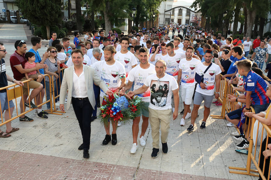 Los aficionados han esperado la llegada del autobús descapotable que ha llevado al equipo desde las bodegas donde han tenido hoy un almuerzo. Tras los cánticos y saltos en el balcón del Ayuntamiento, los jugadores junto al cuerpo técnico y a la directiva, se han dirigido al salón de plenos municipal, donde el alcalde, José García Lobato, ha presidido la recepción oficial .