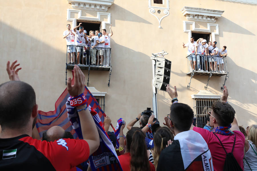 Los aficionados han esperado la llegada del autobús descapotable que ha llevado al equipo desde las bodegas donde han tenido hoy un almuerzo. Tras los cánticos y saltos en el balcón del Ayuntamiento, los jugadores junto al cuerpo técnico y a la directiva, se han dirigido al salón de plenos municipal, donde el alcalde, José García Lobato, ha presidido la recepción oficial .