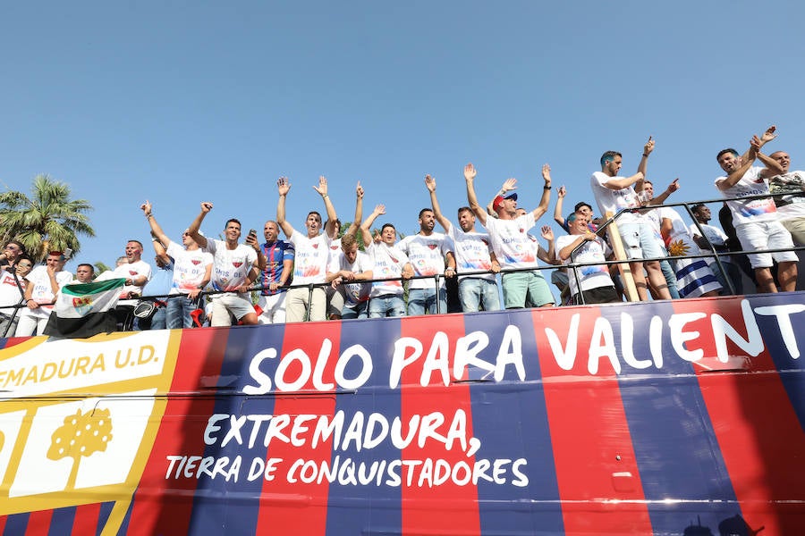 Los aficionados han esperado la llegada del autobús descapotable que ha llevado al equipo desde las bodegas donde han tenido hoy un almuerzo. Tras los cánticos y saltos en el balcón del Ayuntamiento, los jugadores junto al cuerpo técnico y a la directiva, se han dirigido al salón de plenos municipal, donde el alcalde, José García Lobato, ha presidido la recepción oficial .