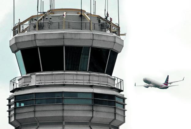 Un operador de la torre de control del aeropuerto de Frankfurt (Alemania) imparte instrucciones a los pilotos. :: tHOMAS LOHNESafp