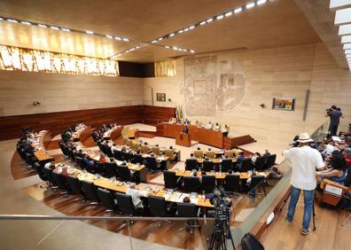 Imagen secundaria 1 - Tribuna de autoridades de la Asamblea. Monago y Vara se saludan antes de la sesión::