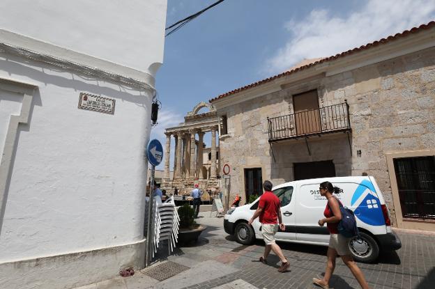 Vehículo aparcado en el entorno del Templo de Diana. :: brígido