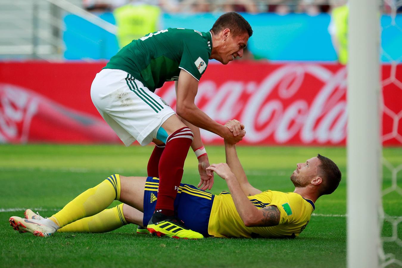 Suecia se impuso por 0-3 a México en el encuentro correspondiente a la tercera jornada del grupo F. La derrota de Alemania ante Corea del Sur dio el pase a ambas selecciones para octavos. 