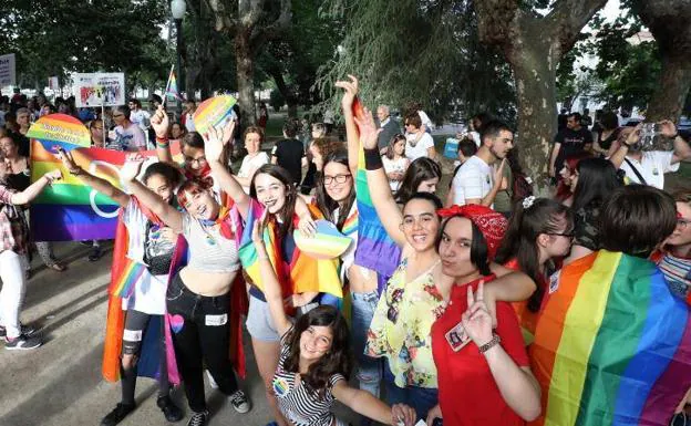 Imagen principal - El colectivo LGTBI se manifiesta en Mérida en el Día del Orgullo 